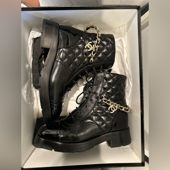 Chanel Shiny Lambskin Leather boots with CC chain - size 38C - Picture 14 of 15